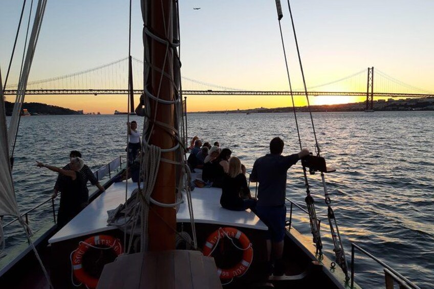 2 Hour Lisbon Traditional Boats Sunset Cruise with White Wine 5