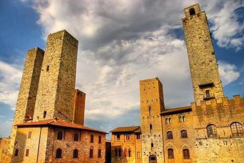 Un edificio histórico de piedra con múltiples torres y ventanas arqueadas. 3