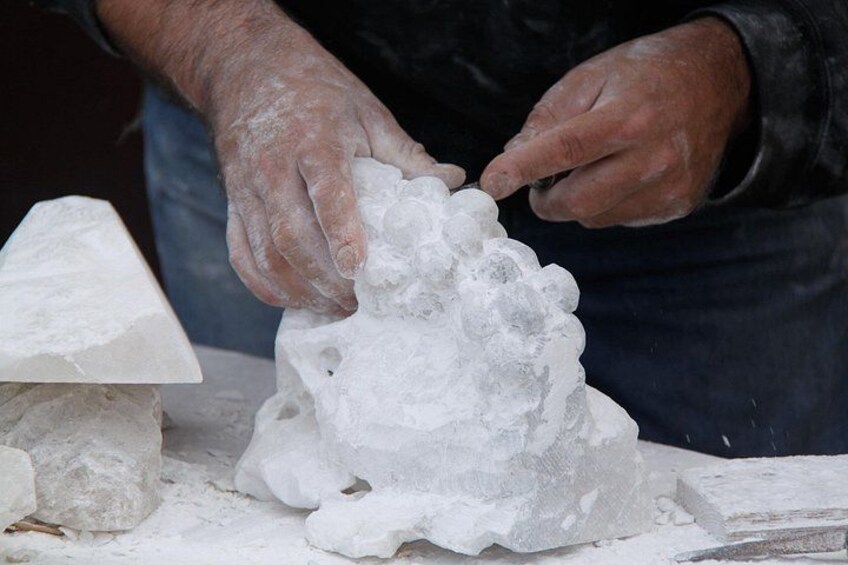 Manos dando forma a una gran escultura de hielo. 2