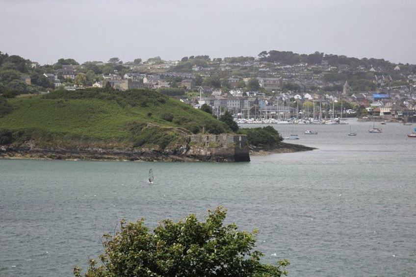Une ville côtière avec une colline, un port et des bateaux. 4