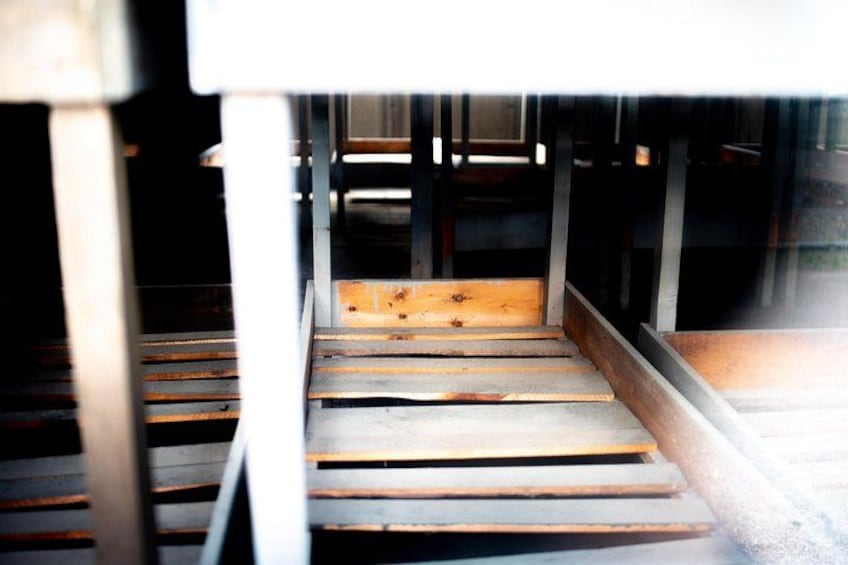 Una scala con gradini in legno e ringhiere in metallo. 2