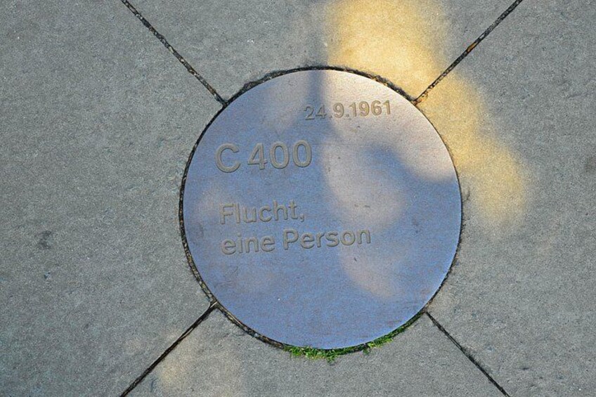 A metal plate with the inscription 'C400 Flugt, eine Person' and the date '24.9.1961'. 5