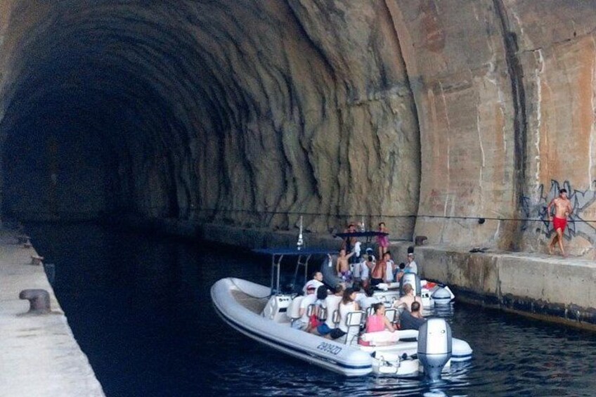 Een boot met passagiers in een tunnel. 4