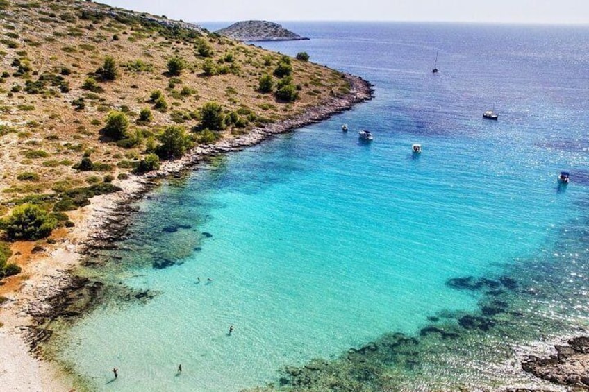 Turquoise water in Lojena beach 4