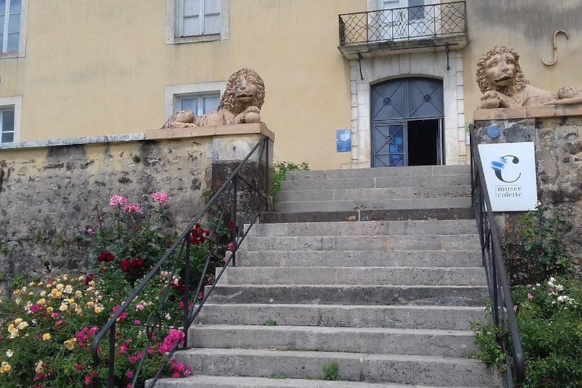 Una escalera conduce a un edificio con una estatua de león en la parte superior. 2