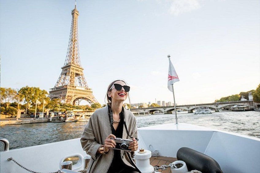 Une personne à bord d’un bateau, avec la Tour Eiffel en arrière-plan. 4