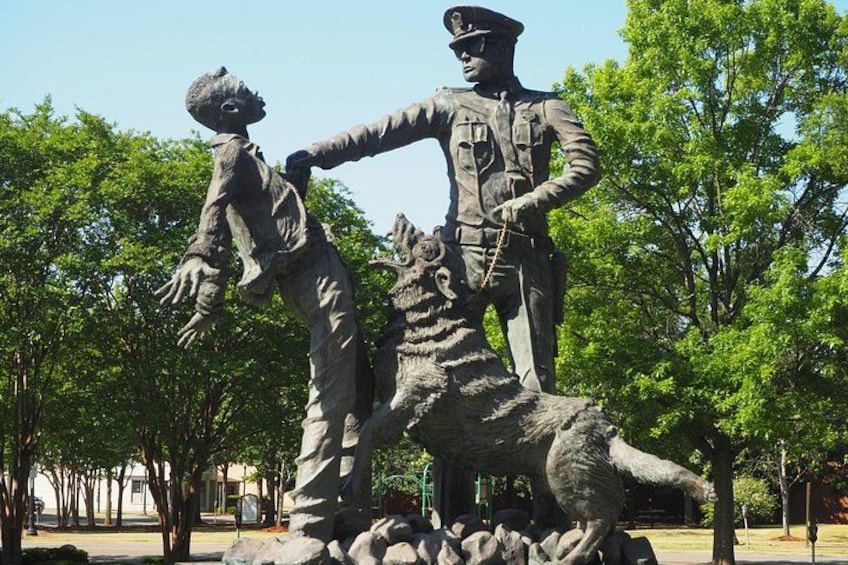 Une statue représentant un soldat et un chien. 2