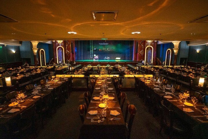 Un salón de banquetes con mesas dispuestas para un evento formal. 2