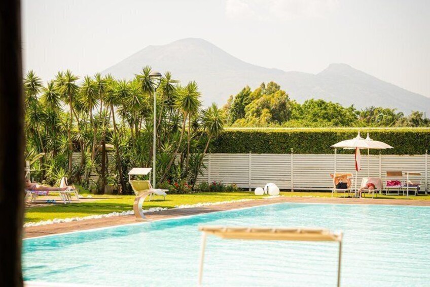 Pool & Wine Escape 1