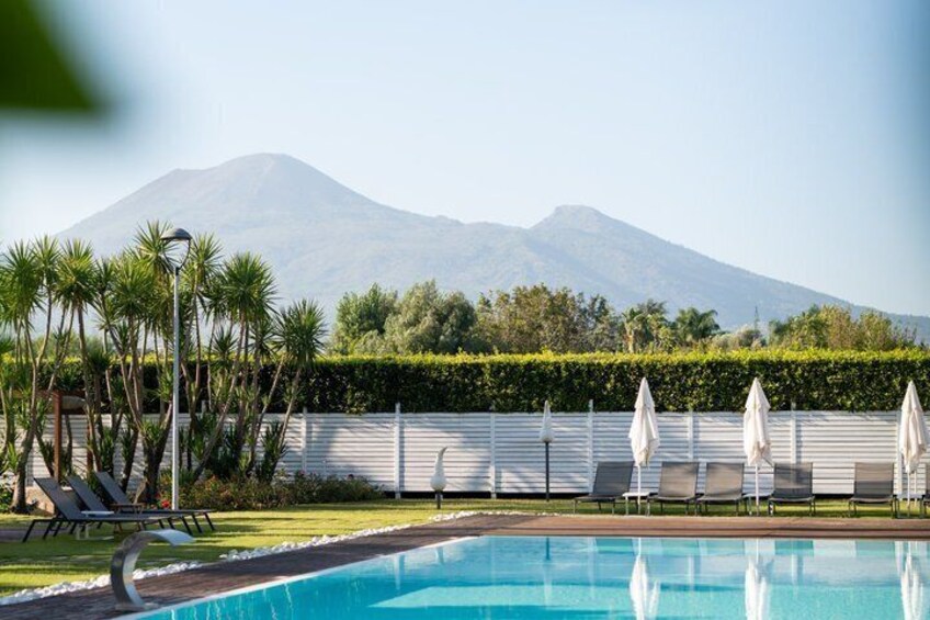 Pool & Wine Escape 5
