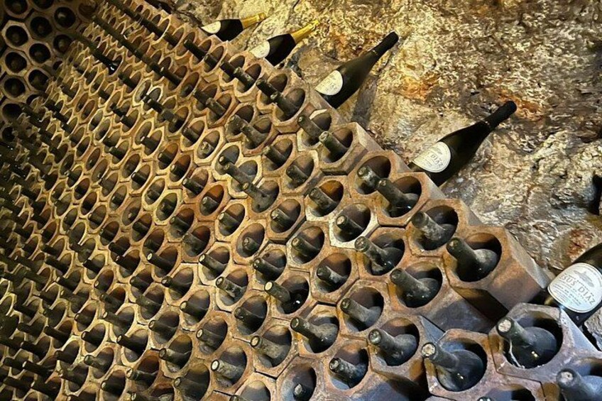 Una dispensa per vino con bottiglie. 5