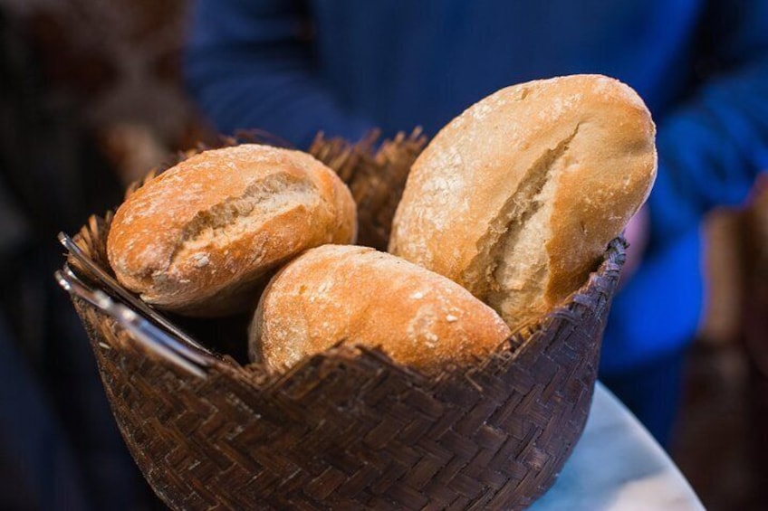 Ein Korb mit Brot. 5