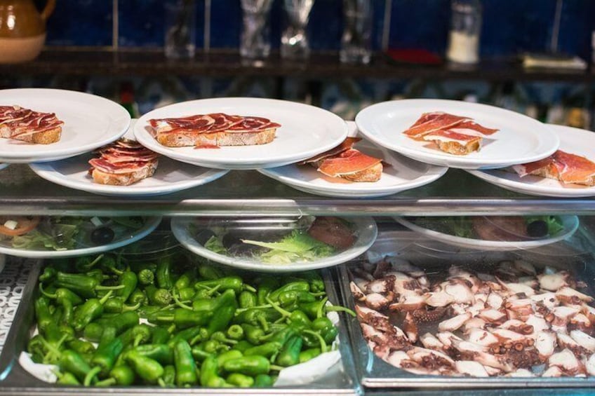 Ein Feinkoststand mit geschnittenem Fleisch und knackigem Gemüse. 3