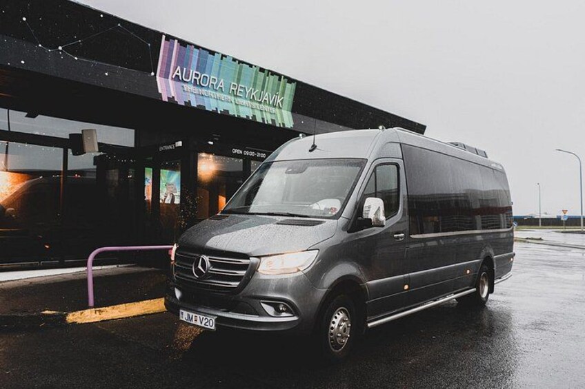 Un fourgon Mercedes gris était garé devant un immeuble surmonté d’une marquise aux couleurs vives. 2