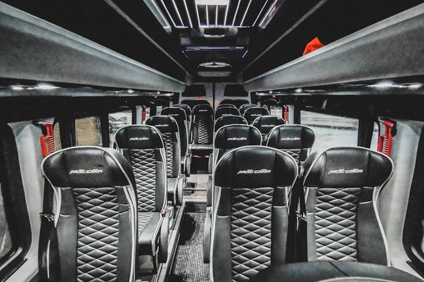 Interior de un tren con filas de asientos etiquetados 'ACER SATION'. 3