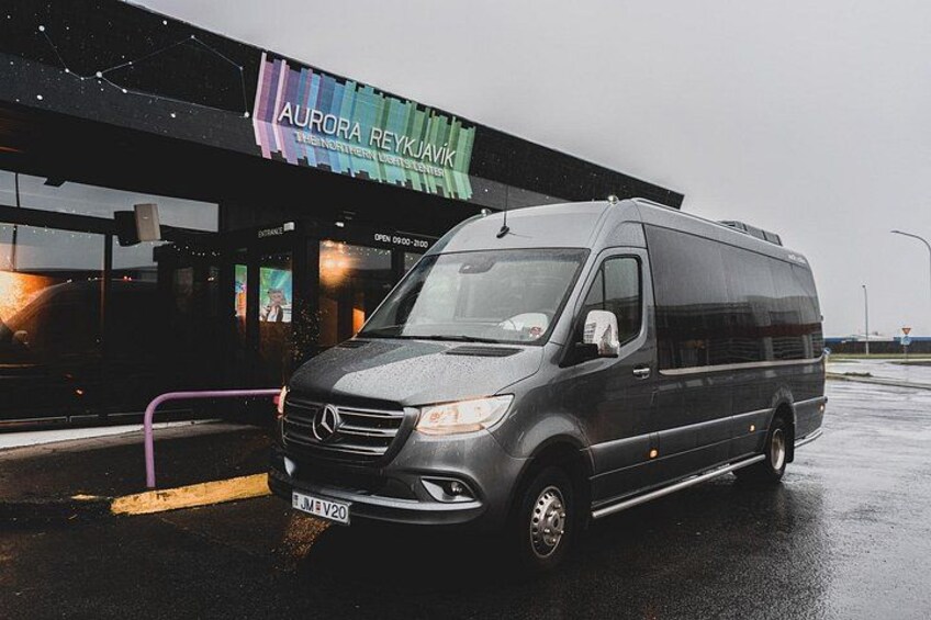 Una furgoneta Mercedes-Benz Sprinter estacionada frente a un edificio con un letrero que dice 'Aurora Reykjavik'. 2