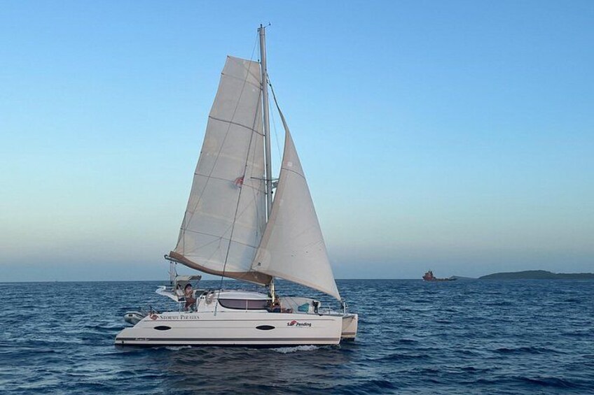 Un velero llamado 'Stornoway' en aguas tranquilas bajo un cielo despejado. 2