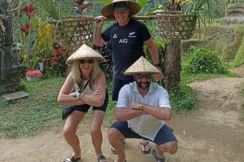 Deux personnes dans un jardin, portant des chapeaux, dont l’une tient un panier. 2