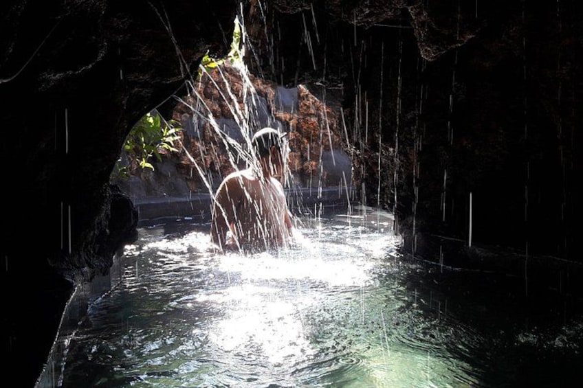 Une cascade dans une grotte, où l’eau dévale les parois. 1