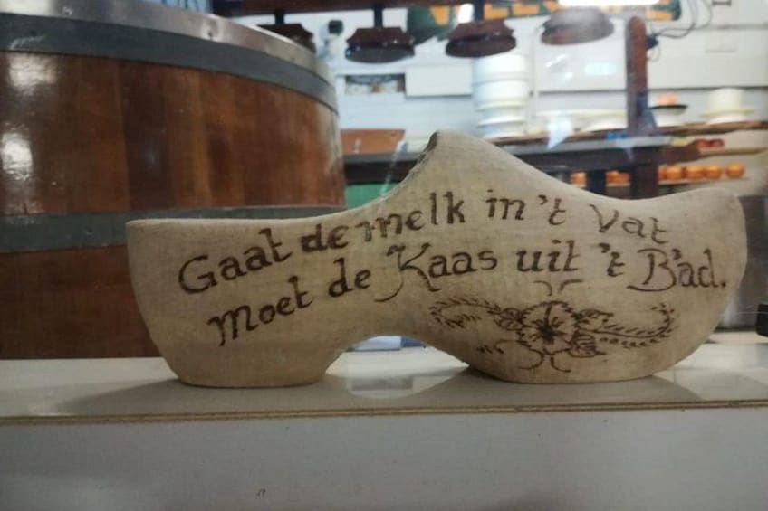 Dos tazas de cerámica con texto en neerlandés. 2