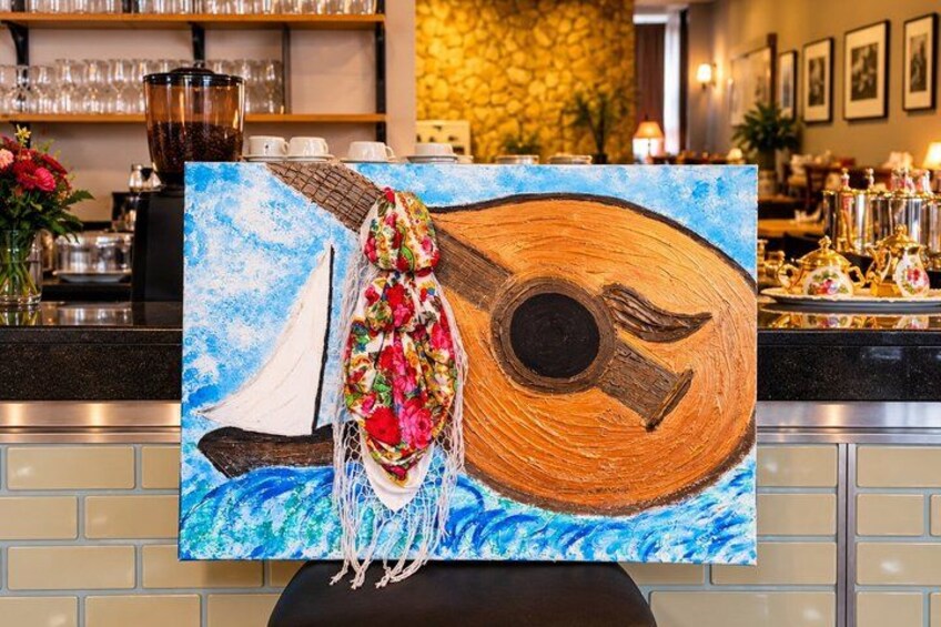 Een schilderij van een gitaar met een zeilboot voor een blauwe achtergrond. 3