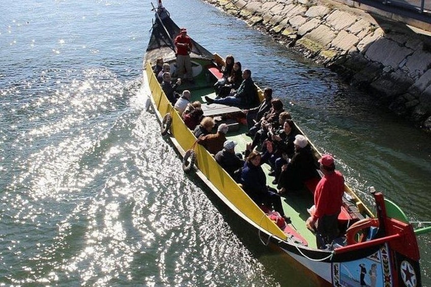 Un bote amarillo con gente flotando sobre el agua. 2