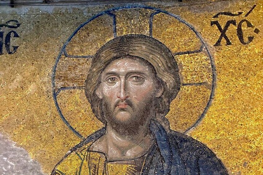 Un mosaico con una figura centrale circondata da un'aureola, e visibili le lettere 'IC' e 'XC'. 3
