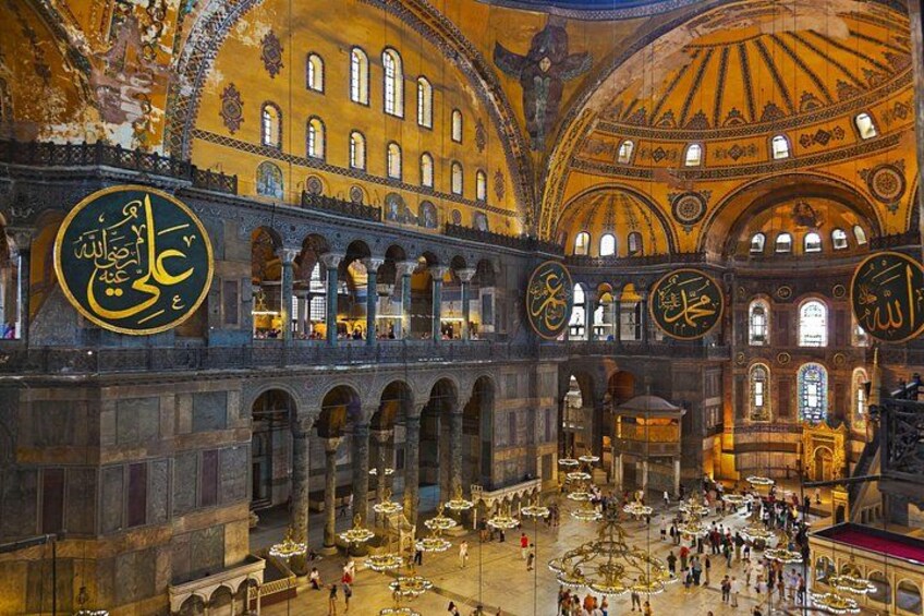 Un'imponente interno caratterizzato da archi, cupole e decorazioni elaborate. 1