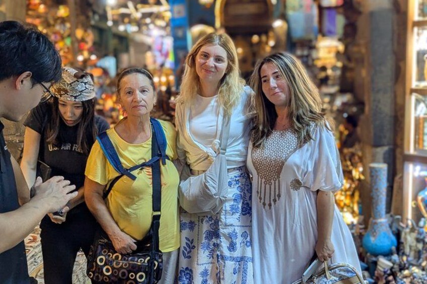 Un gruppo di persone in un mercato con diversi articoli in mostra. 3