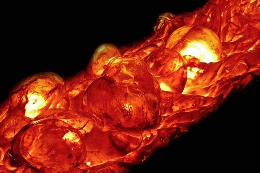 Un gros plan d’objets d’une couleur ambrée et lumineuse, qui semblent flamboyer. 5