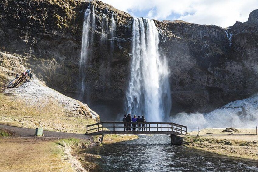 Una cascada, una plataforma de observación y un paisaje rocoso. 1