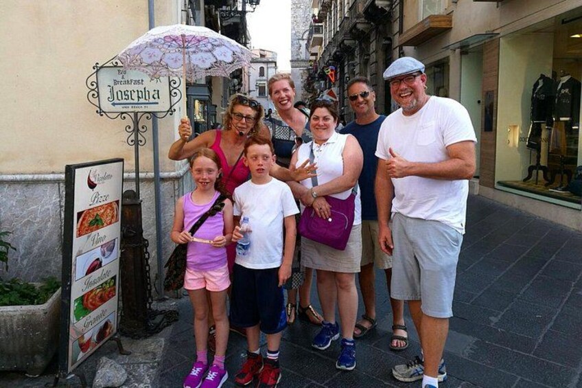 Una familia posando frente a un letrero que dice 'Breakfast Josepha'. 4