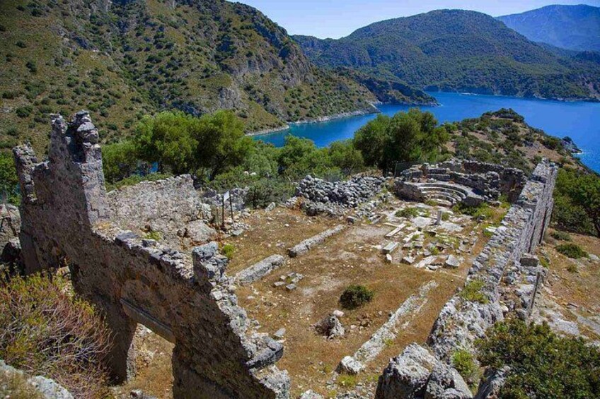 Ruinas antiguas, un muro de piedra y un lago rodeado de colinas. 3