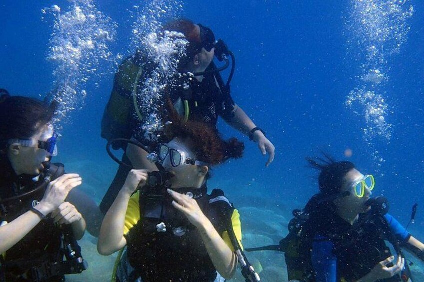 Un groupe de plongeurs sous-marins, entourés de bulles. 2