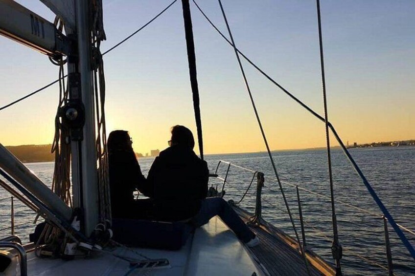 Ett par på en segelbåt vid solnedgången. 2