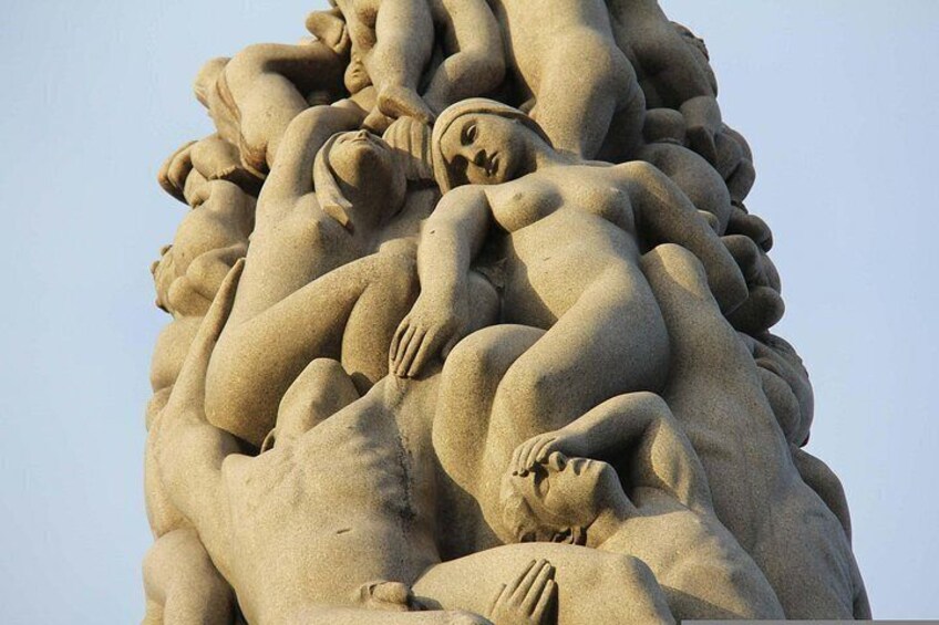 Une grande sculpture complexe représentant de nombreuses figures humaines entrelacées. 4