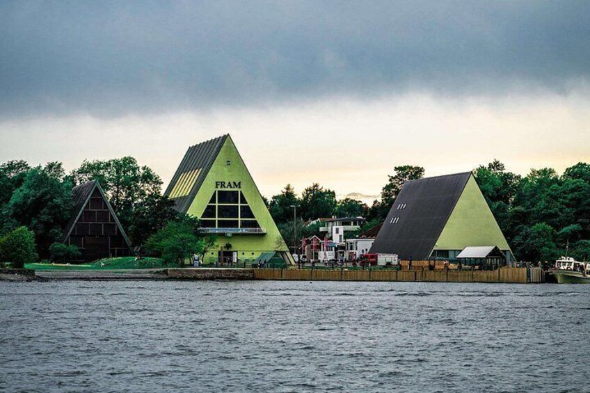 Une zone riveraine avec trois bâtiments triangulaires, dont l’un est identifié par l’inscription « FRAM ». 3