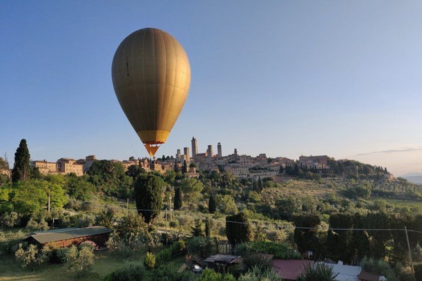 Un globo aerostático sobre un paisaje urbano con zonas verdes y edificios. 2