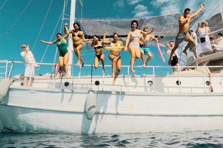 Personas saltando desde un bote al agua. 2