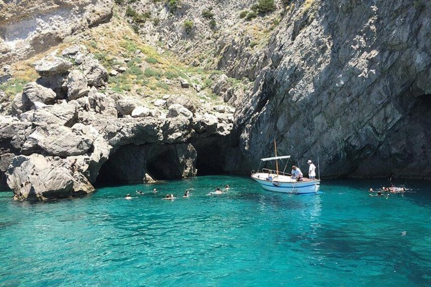 Dive into the turquoise sea around Capri 3