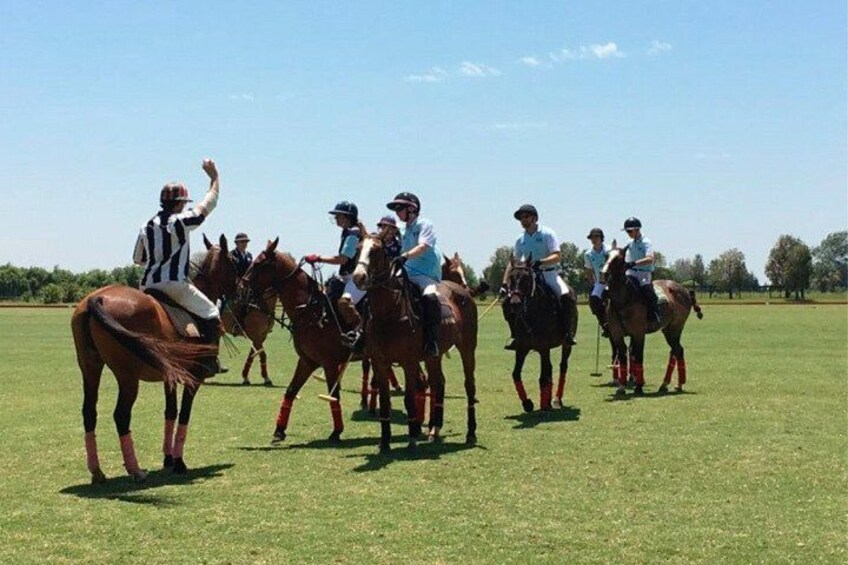 Partita di polo in corso con cavalieri a cavallo su un campo erboso. 4