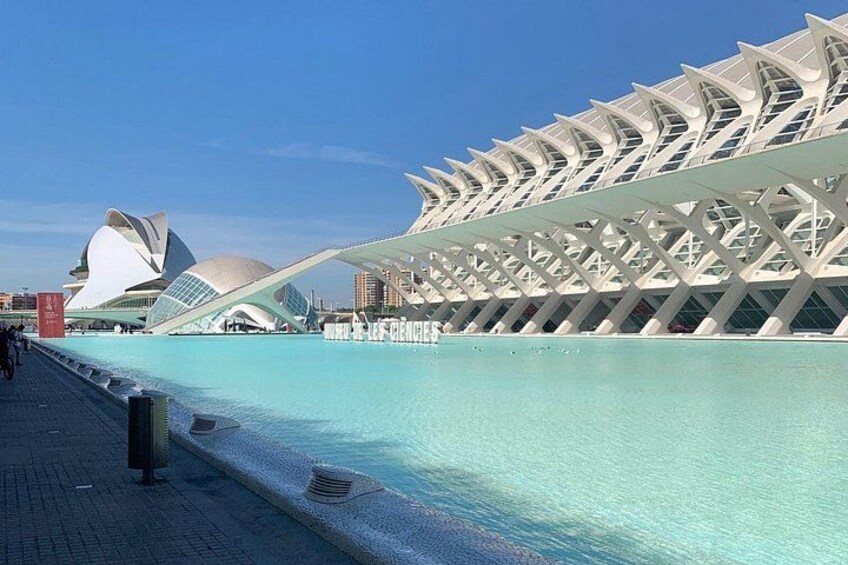 Un paseo marítimo con una estructura arquitectónica moderna de diseño blanco y geométrico. 1