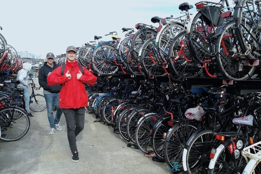 Una persona con una chaqueta roja caminando entre bicicletas. 2