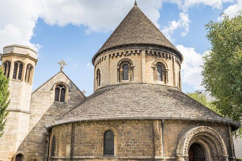 Een historische kerk met een kegelvormig dak, gebogen ramen en een stenen gevel. 5