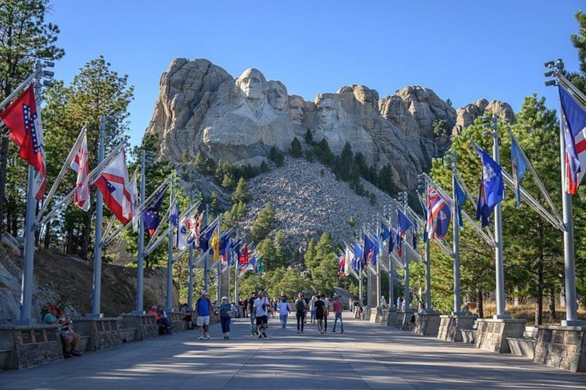 Mount Rushmore and Black Hills Tour with Two Meals and a Music Variety Show 1