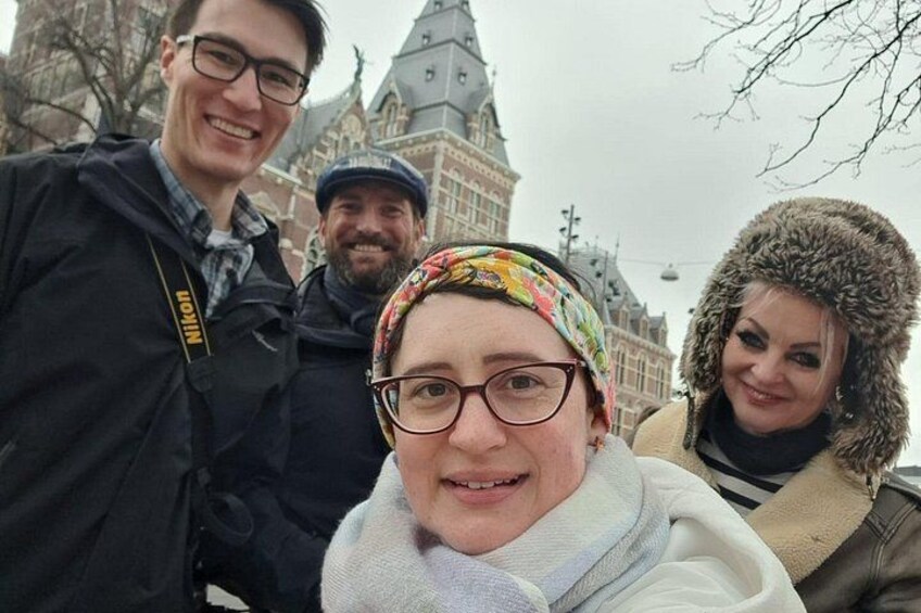 Un grupo de personas frente a un edificio histórico con una aguja. 5