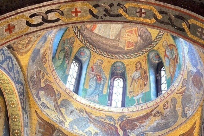 Ein Mosaik mit religiösen Gestalten und architektonischen Elementen. 2