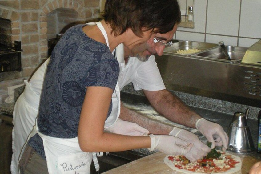 Learn how to make traditional Italian pizza 2