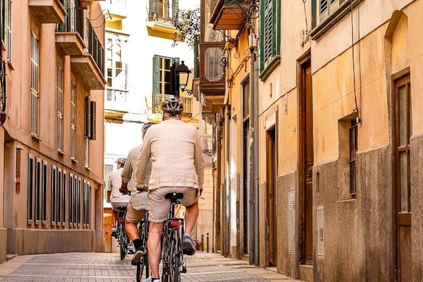 Une rue étroite où des cyclistes circulent au milieu. 3