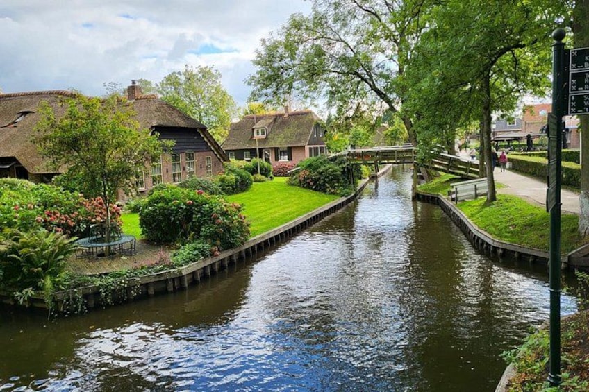 Giethoorn Guided Day Trip from Amsterdam with Canal Cruise 2